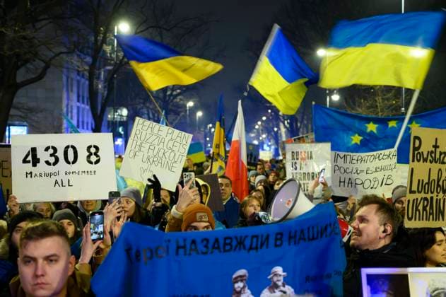 News Themen der Woche KW09 News Bilder des Tages Third Anniversary Of Russian Aggression On Ukraine Demonstration. People hold signs and Ukrainian national flags as they shout slogans during the third anniversary of Russia s full-scale invasion of Ukraine in Warsaw, Poland, on February 24, 2025. Hundreds of Ukrainians living in Poland and their supporters gather outside the embassy of Ukraine in Warsaw to mark the third anniversary of Russia s full-scale invasion of Ukraine. Warsaw Poland  Copyright: xAleksanderxKalkax originalFilename: kalka-thirdann250224_npDEf.jpg