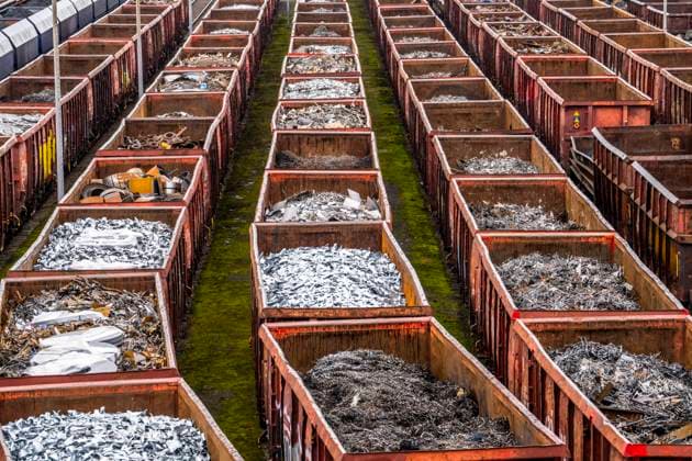 Hüttenwerke Krupp-Mannesmann, HKM in Duisburg, Rangiergleise am Blasstahlwerk, Güterwagons beladen mit Metallschrott zum einschmelzen, Metall Recycling, NRW, Deutschland, HKM Stahlwerk *** Hüttenwerke Krupp Mannesmann, HKM in Duisburg, shunting tracks at the blast furnace steelworks, freight wagons loaded with scrap metal for melting down, metal recycling, NRW, Germany, HKM steelworks