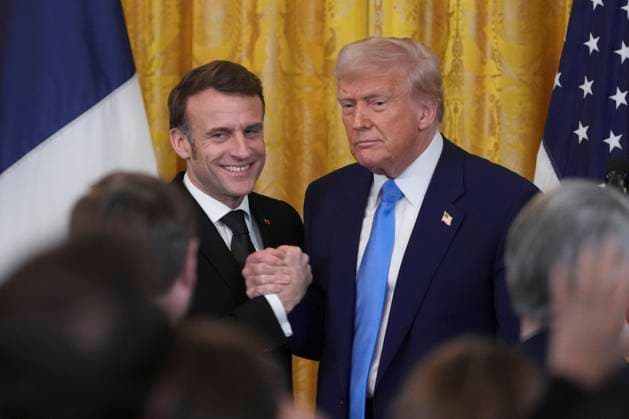 News Themen der Woche KW09 News Bilder des Tages United States President Donald J Trump and President Emmanuel Macron of France grasp hands at the conclusion of a press conference at the White House in Washington, DC, February 24, 2025. Copyright: xChrisxKleponisx xCNPx MediaPunchx