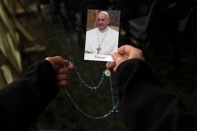 News Themen der Woche KW09 News Bilder des Tages ITALY - ROSARY PRAYER FOR THE HEALTH OF POPE FRANCIS AT ST PETER S SQUARE IN THE VATICAN - 2025 2 24 Italy, Rome, Vatican, 2025 2 24 People attend a Rosary prayer for the health of Pope Francis who is hospitalized with pneumonia, at St Peter s square in The Vatican. Pope Francis condition showed a slight improvement on February 24, 2025, the Vatican said, as the critically-ill pontiff spent his 11th day in hospital with double pneumonia. The critical clinical conditions of the Holy Father demonstrate a slight improvement. Even today there were no episodes of asthmatic respiratory attacks; some laboratory tests have improved, said the Vatican in its evening bulletin on the 88-year-old s health. EDITORIAL USE ONLY - NO BOOKS Copyright: xALESSIAxGIULIANIx