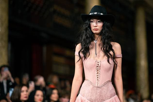 Aadnevik - Runway - LFW February 2024 LONDON, ENGLAND - 18 FEBRUARY: A model catwalks at the Aadnevik show during London Fashion Week February 2024 at on the 18 February, 2024 in London, England., Credit:Lounis Tiar Avalon United Kingdom, London  Copyright: xLounisxTiarx xAvalonx 0968550275