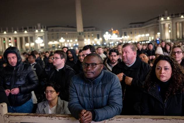 News Themen der Woche KW09 Rosary Prayers Held For Pope Francis In St. Peter s Square A priest holds a rosary at St Peter s Basilica before prayers for the health of Pope Francis, who is hospitalized with pneumonia, at The Vatican on February 24, 2025. Vatican City Vatican  Copyright: xMassimoxValicchiax originalFilename: valicchia-notitle250224_npEMc.jpg