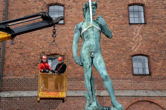 Bilder des Jahres 2025, News 02 Februar News Themen der Woche KW09 Bilder des Jahres 2025, News 02 Februar News Bilder des Tages DENMARK COPENHAGEN Five meter high Michelangelo statue of David is being moved Michelangelo s over five meter high statue of David is being moved from Copenhagen s waterfront and transported to the National Gallery of Denmark, where the sculpture will be hoisted in through a window, in Copenhagen, Tuesday, February 25, 2025. The bronze statue will be part of an exhibition about Michelangelo until September 2025. Afterwards, the statue will return to the waterfront.. (Photo: Ida Marie Odgaard Ritzau Scanpix) , Copenhagen Denmark  Copyright: RitzauxScanpix IdaxMariexOdgaardx spdk20250225-150133-L