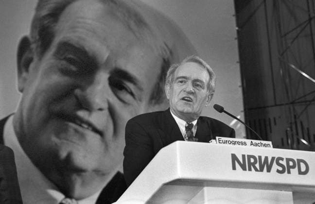 Archivbilder der Woche KW09 Deutschland, Aachen, 11.03.1995 Archiv.: 52-19-22 NRW-SPD-Landesparteitag Foto: Johannes Rau, SPD-Spitzenkandidat fuer die Landtagswahl am 14.Mai NRW-SPD-Landesparteitag *** Germany, Aachen, 11 03 1995 Archive 52 19 22 NRW SPD state party conference Photo Johannes Rau, SPD top candidate for the state elections on May 14 NRW SPD state party conference