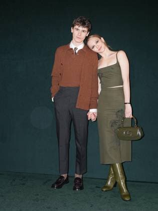 Milan, Italy: Milan, Milan Women s Fashion Week: Fall Winter 2025 - Gucci Fashion Show - Guests - In the photo: Samuel John, Iris Apatow Milan Italy  - ZUMAp169 20250225_zea_p169_343 Copyright: xRiccardoxGiordanox
