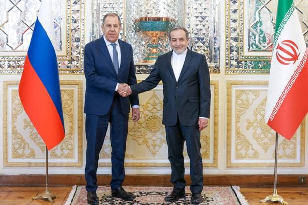 News Themen der Woche KW09 IRAN, TEHRAN - FEBRUARY 25, 2025: Russia s Foreign Minister Sergei Lavrov (L) and his Iranian counterpart Abbas Araghchi shake hands during a meeting. Russian Foreign Ministry TASS  78638428