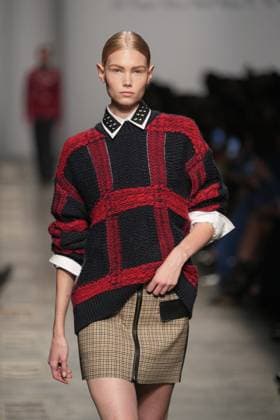 Milan, Italy: Milan, Milan Women s Fashion Week: Fall Winter 2025 26 - Women s Fashion, Fall Winter 2025 26 - Iceberg fashion show - catwalk in the photo: Model Milan Italy  - ZUMAp169 20250225_zea_p169_528 Copyright: xRiccardoxGIordanox