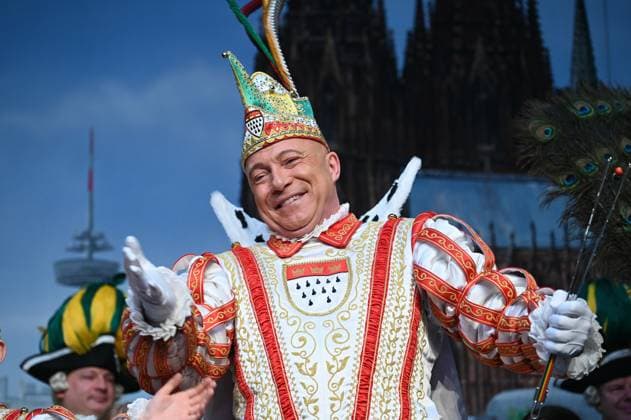 News Themen der Woche KW09 News Bilder des Tages Das Kölner Karneval Dreigestin Jungfrau Marlis - Hendrik Ermen- Prinz René I. - René Klöver - und Bauer Michael - Michael Samm - und das Kölner Kinderdreistirn Kinderjungfrau 2025 Jungfrau Philippa - Philippa Eggerath - Prinz Ole I. - Ole Schloenbach - und Kinderbauer Bauer Anton - Anton Kewitz - beim Richtfest zum Kölner Rosenmontagszug - hier werden die Motivwagen Persiflagewagen zum ersten Mal gezeigt die am Rosenmontag traditionell im Rosenmontagszug durch die Stadt fahren *** The Cologne Carnival Trinity Maid Marlis Hendrik Ermen Prince René I René Klöver and Farmer Michael Michael Samm and the Cologne Childrens Trinity Childrens Maid 2025 Maid Philippa Philippa Eggerath Prince Ole I Ole Schloenbach and Childrens Farmer Anton Anton