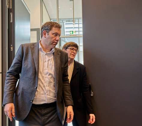 News Themen der Woche KW09 SPD Fraktionssitzung: Lars Klingbeil + Saskia Esken EUR, Deutschland, Berlin, 25.02.2025: Lars Klingbeil und Saskia Esken nach einem kurzen Gespräch mit dem Bundeskanzler Olaf Scholz kurz vor der ersten Fraktionssitzung nach der Bundestagswahl. Es gibt Rücktrittsforderungen an den SPD-Parteivorstand. *** SPD parliamentary group meeting Lars Klingbeil Saskia Esken EUR, Germany, Berlin, 25 02 2025 Lars Klingbeil and Saskia Esken after a brief meeting with the Federal Chancellor Olaf Scholz shortly before the first parliamentary group meeting after the federal elections There are calls for the SPD party executive to resign