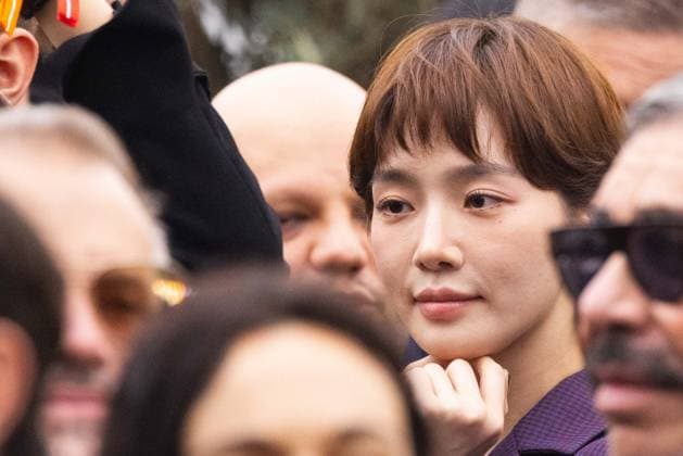 News - Gucci - Arrivals - Milan Fashion Week - Womenswear Fall Winter 2025 2026 Park Gyu-young is seen leaving the Gucci fashion show during the Milan Fashion Week - Womenswear Fall Winter 2025 2026 on February 25, 2025 in Milan, Italy. Photo: Cinzia Camela. MILAN Superstudio Maxi Italy Copyright: xCinziaxCamelax xLiveMediax LPN_1750636