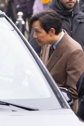News - Gucci - Arrivals - Milan Fashion Week - Womenswear Fall Winter 2025 2026 Lee Jung-jae is seen leaving the Gucci fashion show during the Milan Fashion Week - Womenswear Fall Winter 2025 2026 on February 25, 2025 in Milan, Italy. Photo: Cinzia Camela. MILAN Superstudio Maxi Italy Copyright: xCinziaxCamelax xLiveMediax LPN_1750637