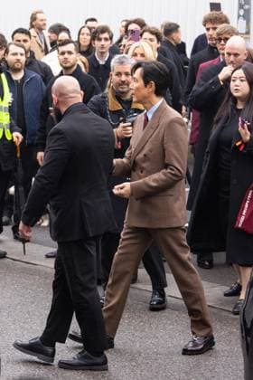 News - Gucci - Arrivals - Milan Fashion Week - Womenswear Fall Winter 2025 2026 Lee Jung-jae is seen leaving the Gucci fashion show during the Milan Fashion Week - Womenswear Fall Winter 2025 2026 on February 25, 2025 in Milan, Italy. Photo: Cinzia Camela. MILAN Superstudio Maxi Italy Copyright: xCinziaxCamelax xLiveMediax LPN_1750640