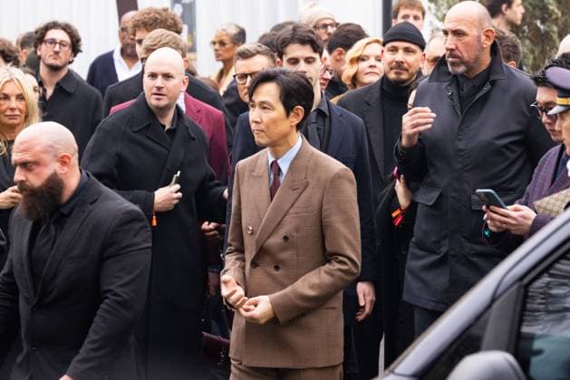 News - Gucci - Arrivals - Milan Fashion Week - Womenswear Fall Winter 2025 2026 Lee Jung-jae is seen leaving the Gucci fashion show during the Milan Fashion Week - Womenswear Fall Winter 2025 2026 on February 25, 2025 in Milan, Italy. Photo: Cinzia Camela. MILAN Superstudio Maxi Italy Copyright: xCinziaxCamelax xLiveMediax LPN_1750643