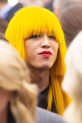 News - Gucci - Arrivals - Milan Fashion Week - Womenswear Fall Winter 2025 2026 A guest with yellow hair, is seen leaving the Gucci fashion show during the Milan Fashion Week - Womenswear Fall Winter 2025 2026 on February 25, 2025 in Milan, Italy. Photo: Cinzia Camela. MILAN Superstudio Maxi Italy Copyright: xCinziaxCamelax xLiveMediax LPN_1750647