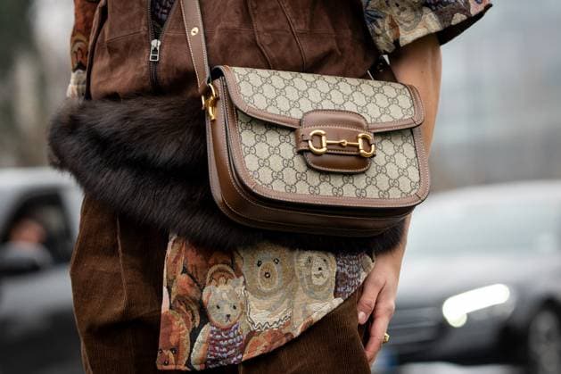 Street Style at Milan Fashion Week 2025 - Gucci in Milan, Italy on 25 February 2025 Street Style: A guest wears shiny dark brown Gucci monogram leather bag outside of the Gucci fashion show during the Milan Fashion Week Womenswear Fall Winter 2025 2026 in Milan, Italy on 25 February 2025., Credit:Stefano Costantino TTL Avalon Milan, Italy  Copyright: xStefanoxCostantinoxTTLx xAvalonx 0968952567
