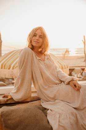 Creative Highlights Symbolfotos Woman in a flowy dress relaxing by an open window at sunset Amsterdam, North Holland, Netherlands CR_RTBZ25022556-1666759-01 ,model released, Symbolfoto