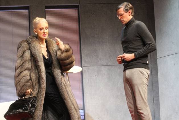 Desiree Nick und Hubertus Brandt, die beiden Schauspieler bei der Probe zum Theaterstueck Spiel gewinnt am 26.02.2025 auf der Buehne in der Komoedie Winterhuder Faehrhaus in Hamburg Desiree Nick als resolute Psychologin auf der Theaterbuehne in Hamburg *** Desiree Nick and Hubertus Brandt, the two actors at the rehearsal for the play Spiel gewinnt on stage at the Komoedie Winterhuder Faehrhaus in Hamburg on 26 02 2025 Desiree Nick as a resolute psychologist on stage in Hamburg 