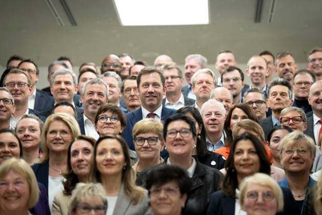 News Themen der Woche KW09 News Bilder des Tages SPD, Fraktion, Gruppenbild Bundestag, SPD, Fraktion, Gruppenbild, in der Mitte der neue Fraktionsvorsitzende Lars Klingbeil Berlin Berlin GER *** SPD, parliamentary group, group picture Bundestag, SPD, parliamentary group, group picture, in the middle the new parliamentary group leader Lars Klingbeil Berlin Berlin GER