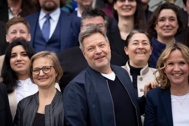 News Themen der Woche KW09 News Bilder des Tages Bundestagsfraktion, Bündnis 90 Die Grünen, Gruppenbild Bundestag, Bundestagsfraktion, Bündnis 90 Die Grünen, Gruppenbild auf der Treppe des Reichstags,Robert Habeck Berlin Berlin GER *** Bundestagsfraktion, Bündnis 90 Die Grünen, Group picture Bundestag, Bundestagsfraktion, Bündnis 90 Die Grünen, Group picture on the steps of the Reichstag,Robert Habeck Berlin Berlin GER