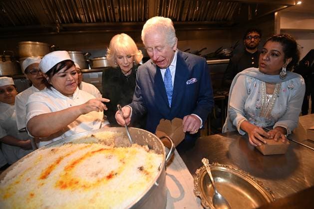 Entertainment Themen der Woche KW09 Entertainment Bilder des Tages King Charles and Queen Camilla visit Darjeeling Express restaurant Ahead of Ramadan, King Charles III and Queen Camilla help Head Chef Asha Pradhan and owner s son Ariz Khan pack biryani into donation bags at female-led restaurant Darjeeling Express, London, UK, 26 February 2025., Credit:Eddie Mulholland Avalon UK, London  Copyright: xEddiexMulhollandx xAvalonx 0969220017