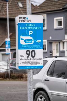 Kundenparkplatz eines Supermarkt, der Parkraum wird von der Firma Park&Control betrieben, die Kennzeichen der Fahrzeuge werden digital, per Kamera registriert, 90 Minuten sind kostenlos, wer länger parkt muss eine Vertragsstrafe von 30â‚¬ zahlen, Duisburg NRW, Deutschland Parkraumüberwachung *** Customer parking lot of a supermarket, the parking area is operated by the company Park Control, the license plates of the vehicles are registered digitally, by camera, 90 minutes are free, who parks longer must pay a contractual penalty of 30â¬, Duisburg NRW, Germany Parking space monitoring