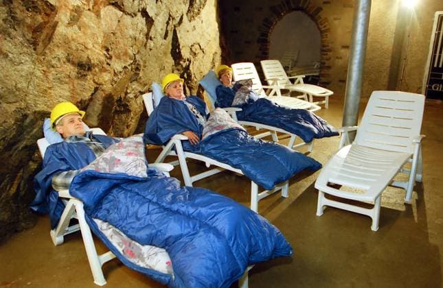 Archivbilder der Woche KW09 Heilstollen im Bergwerk 02.07.1997, Ehrenfriedersdorf, Erzgebirge,, Sauberg, Besucherbergwerk, Heilstollen in 100m Tiefe,Etwa 100 Meter unter Tage soll die Luft in Ehrenfriedersdorf besonders gut sein. Denn wo obendrüber täglich tausende Fahrzeuge die Bundesstraße entlangbrausen, befindet sich tief unten ein Heilstollen. 7 Grad kalt und 95% Luftfeuchte. Sachsen BRD *** Heilstollen im Bergwerk 02 07 1997, Ehrenfriedersdorf, Erzgebirge,, Sauberg, Besucherbergwerk, Heilstollen in 100m Tiefe,About 100 meters underground the air in Ehrenfriedersdorf is said to be particularly good Because where above thousands of vehicles roar along the main road every day, there is a healing tunnel deep down 7 degrees cold and 95 humidity Saxony FRG