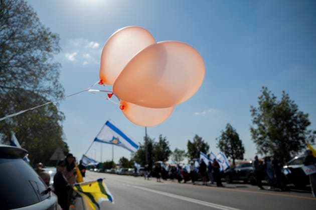 News Themen der Woche KW09 News Bilder des Tages Funeral for Bibas Family Orange balloons float near a gathering of mourners in Reim, Israel on February 26, 2025. Mourners gather for the funeral of Shiri Bibas and her two sons, expressing their grief and solidarity with the family. Reim Southern District Israel Copyright: xOrixAviramx