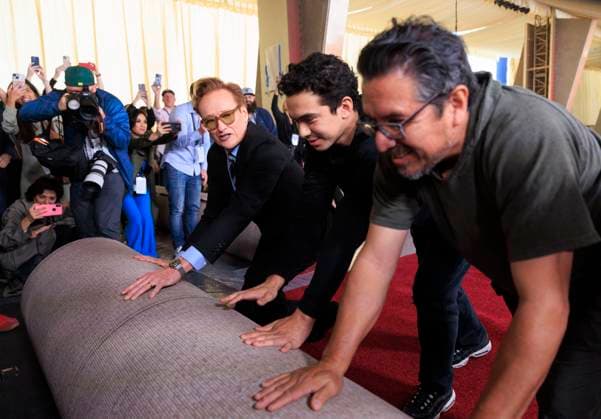 February 26, 2025, Hollywood, California, USA: Conan OÃ¢â‚¬â ¢Brien and workers roll out the red carpet in preparation for the 97th Academy Awards at the Dolby Theater in Hollywood, California on February 26, 2025. The Academy Awards Ceremony will take place on Sunday March 2, 2025. ARIANA RUIZ BNS PI Hollywood USA - ZUMAp124 20250226_zaa_p124_006 Copyright: xArianaxRuizx