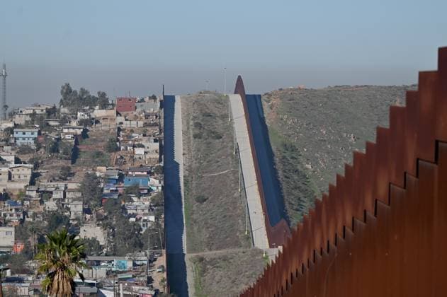 Mexico National Guard Patrol US-Mexico Border The US-Mexico border fence is in eastern Tijuana, Baja California, Mexico, on February 26, 2025. The government of Mexico sends troops to the northern border with the United States in early February as part of a 10,000-member deployment operation to tighten measures against illegal migration and cross-border drug smuggling. Mexican President Claudia Sheinbaum promises her US counterpart, President Donald Trump, to delay his tariffs, which are delayed once again until April 2, 2025. Tijuana BAJA CALIFORNIA Mexico  Copyright: xCarlosxMorenox originalFilename: moreno-mexicann250226_npzol.jpg
