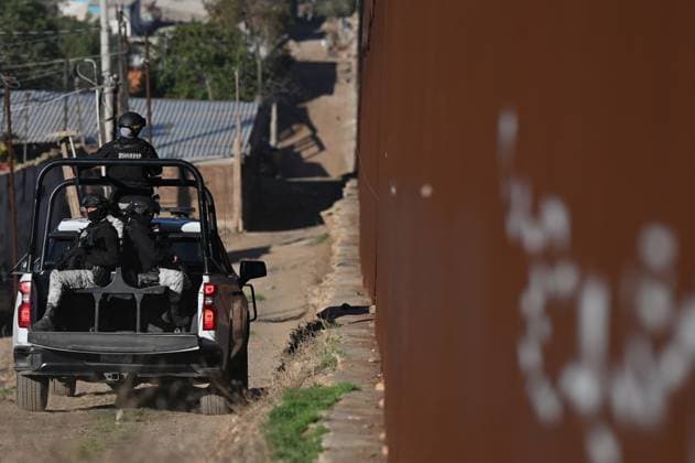 Mexico National Guard Patrol US-Mexico Border Members of the Mexican National Guard patrol the US-Mexico border fence in eastern Tijuana, Baja California, Mexico, on February 26, 2025. The government of Mexico begins sending troops to the northern border with the United States in early February as part of a 10,000-member deployment operation to tighten measures against illegal migration and cross-border drug smuggling. Mexican President Claudia Sheinbaum promises her US counterpart, President Donald Trump, to delay his tariffs, which are delayed once again until April 2, 2025. Tijuana BAJA CALIFORNIA Mexico  Copyright: xCarlosxMorenox originalFilename: moreno-mexicann250226_npUrv.jpg