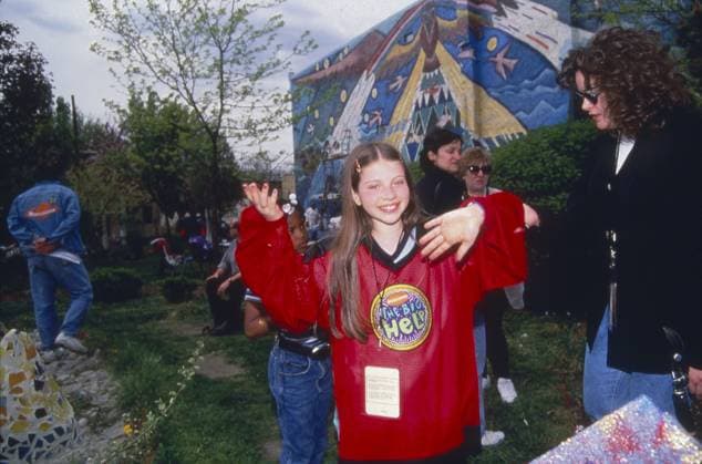 Archivbilder der Woche KW09 September 7, 1996, New York City, New York, USA: Actress Michelle Trachtenberg participating during a Nicelodeon TV BIG HELP cleanup event. New York City USA - ZUMAt442 19960907_znp_t442_007 Copyright: xBillyxTompkinsx