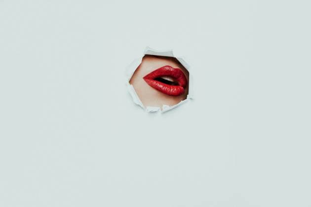 Creative Highlights Symbolfotos Red lips peek through torn paper in a bold and artistic composition Portland, Oregon, United States R_VFJD250225E2-1666568-01
