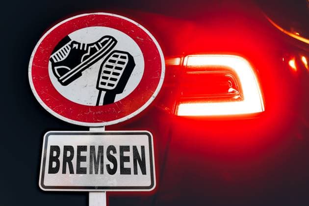 Bavaria, Germany - February 27, 2025: PHOTOMONTAGE, a brake sign in front of an illuminated brake light - a strong symbol for road safety. The picture illustrates the importance of timely braking in road traffic to avoid accidents. *** FOTOMONTAGE, ein Bremsschild vor einem leuchtenden Bremslicht ein starkes Symbol für Verkehrssicherheit. Das Bild verdeutlicht die Bedeutung von rechtzeitigem Bremsen im Straßenverkehr zur Unfallvermeidung bzw. Unfall zu vermeiden.