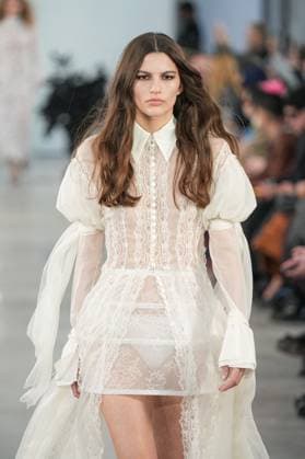 Entertainment Bilder des Tages Milan, Italy: Milan, Milan Women s Fashion Week: Fall Winter 2025 26 - Women s Fashion, Fall Winter 2025 26 - Blumarine fashion show - catwalk in the photo: Model Milan Italy  - ZUMAp169 20250227_zea_p169_468 Copyright: xRiccardoxGIordanox