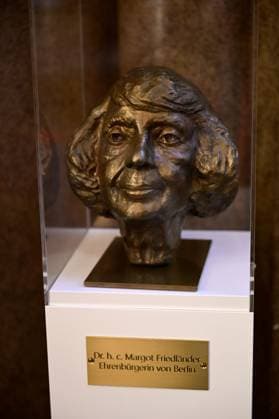 Büste, Skulptur von Margot Friedländer, Rotes Rathaus, Eingangshalle am Tag der Verleihung der Würde einer Ehrenbürgerin von Berlin an Dr. h. c. Friede Springer im Festsaal des Roten Rathauses. Berlin, 26.02.2025 Berlin Germany *** Bust, sculpture by Margot Friedländer, Rotes Rathaus, entrance hall on the day Dr. h c Friede Springer was made an honorary citizen of Berlin in the ballroom of the Rotes Rathaus Berlin, 26 02 2025 Berlin Germany Copyright: xMatthiasxWehnertx