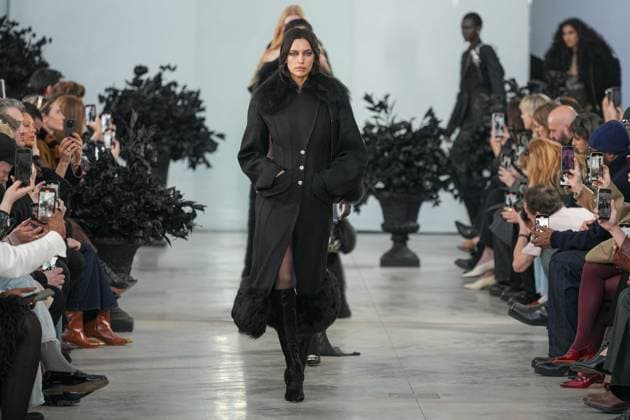Milan, Italy: Milan, Milan Women s Fashion Week: Fall Winter 2025 26 - Women s Fashion, Fall Winter 2025 26 - Blumarine fashion show - catwalk in the photo: Irina Shayk Milan Italy  - ZUMAp169 20250227_zea_p169_478 Copyright: xRiccardoxGIordanox