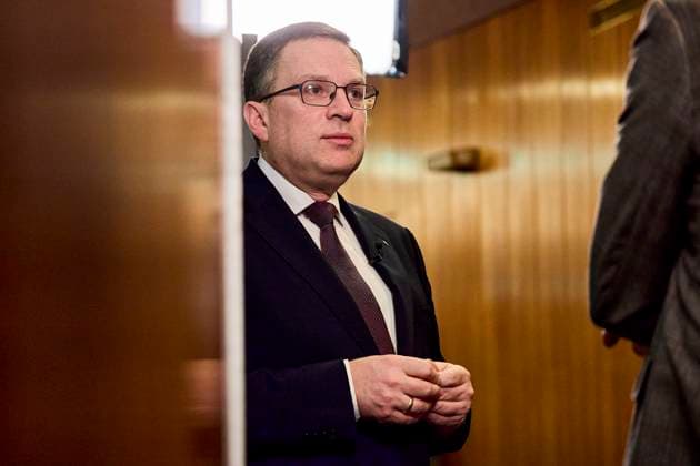 - Wien 26.02.2025- Nationalrat - Heute fand im Parlament eine Nationalratssitzung statt während gleichzeitig die Koalitionsverhandlung zwischen SPÖ, ÖVP und NEOS sich offenbar auf der Zielgeraden bfinden. PHOTO: ÖVP Klubobmann August Wöginger beim TV Interview im Couloir des Parlaments. Vienna (AUSTRIA) - A session of the Austrian parliament took place today while coalition negotiations for a new government are underway. SPO, OVP, Sitzung Nationalrat *** Vienna 26 02 2025 National Council A session of the Austrian parliament took place today while coalition negotiations for a new government are underway SPO, OVP, session National Council PHOTO ÖVP Klubobmann August Wöginger during a TV interview in the parliamentary couloir Vienna AU 