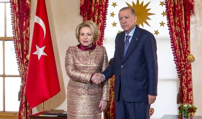 News Themen der Woche KW09 News Bilder des Tages TURKEY, ISTANBUL - FEBRUARY 27, 2025: Russian Federation Council Speaker Valentina Matviyenko (L) and Turkey s President Recep Tayyip Erdogan shake hands during a meeting. Video screen grab. Best quality available. Russian Federation Council TASS  78695176