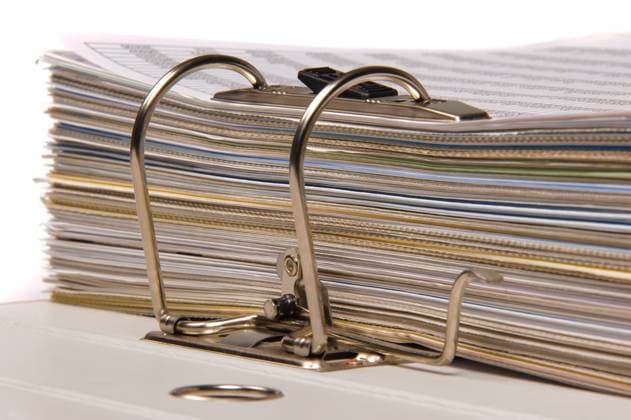 Ein Aktenordner mit vielen Akten Ein Aktenordner mit vielen abgehefteten Akten und Dokumenten als Symbolbild für Bürokratie *** A file folder with many files A file folder with many filed files and documents as a symbol of bureaucracy