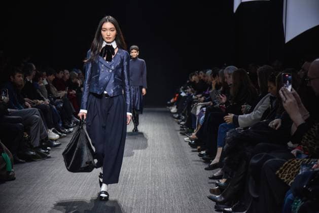 Bilder des Jahres 2025, Entertainment 02 Februar Entertainment Bilder des Tages February 27, 2025, Milano: A model presents a creation by Emporio Armani at the Milan Fashion Week, in Milan, Italy, 28 February 2025. The Fall Winter 2025 2026 collections are presented until 03 March 2025. .ANSA MATTEO CORNER Milano  - ZUMAa110 20250227_zaf_a110_016 Copyright: xMatteoxCornerx xZ14x