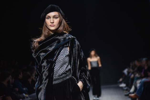 February 27, 2025, Milano: A model presents a creation by Emporio Armani at the Milan Fashion Week, in Milan, Italy, 28 February 2025. The Fall Winter 2025 2026 collections are presented until 03 March 2025. .ANSA MATTEO CORNER Milano  - ZUMAa110 20250227_zaf_a110_017 Copyright: xMatteoxCornerx xZ14x