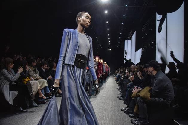 February 27, 2025, Milano: A model presents a creation by Emporio Armani at the Milan Fashion Week, in Milan, Italy, 28 February 2025. The Fall Winter 2025 2026 collections are presented until 03 March 2025. .ANSA MATTEO CORNER Milano  - ZUMAa110 20250227_zaf_a110_021 Copyright: xMatteoxCornerx xZ14x
