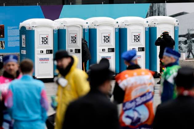 News Themen der Woche KW09 In Köln hat unter großen Sicherheitsvorkehrungen der Kölner Karneval 2025 begonnen. Jecken und Narren strömten in die Kölner Altstadt, um bei Musik unbeschwert den Start der heißen Phase im Karneval zu feiern. Die Terror-Organisation ISIS hatte Anhänger aufgefordert, in der Kölner Altstadt zu Karneval Anschläge zu verüben. Im Bild verkleidete Teilnehmer des Straßenkarneval am Roncalliplatz. Köln, 27.02.2025 NRW Deutschland *** In Cologne, the Cologne Carnival 2025 has begun under great security precautions Jecken and fools flocked to Colognes old town to celebrate the start of the hot phase of carnival with music The terrorist organization ISIS had called on supporters to carry out attacks in Colognes old town during carnival In Copyright: xChristophxHardtx