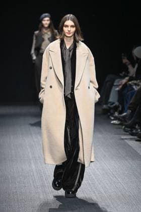 Milan, Milan Women s Fashion Week: Fall Winter 2025 - Emporio Armani Fashion Show - model Milan, Milan Women s Fashion Week: Fall Winter 2025 - Women s Fashion, Fall Winter 2025.- Emporio Armani fashion show - guests in the photo: model MILAN Italy  Copyright: xIPA ABACAx