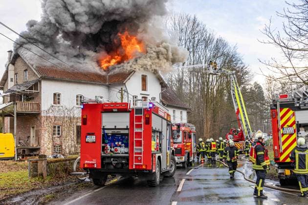 News Themen der Woche KW09 News Bilder des Tages Ostercappeln, Deutschland 27. Februar 2024: Im Bild: Feuerwehreinsatz beim Dachstuhlbrand In Ostercappeln an der Borgwedder Straße. Nikolaistraße Niedersachsen *** Ostercappeln, Germany February 27, 2024 In the picture Fire brigade operation at roof truss fire In Ostercappeln on Borgwedder Straße Nikolaistraße Lower Saxony Copyright: xFotostandx xReißx