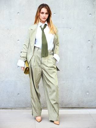 Milan, Milan Women s Fashion Week: Fall Winter 2025 26 - Emporio Armani fashion show - catwalk - In the photo: guest  Copyright: xSimonaxChiocciax xipa-agency.netx xFotosickix IPA_Agency_IPA54655636