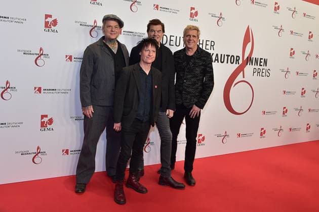 16 MusikAutorenPreis 2025 GEMA EHRT DIE TOTEN HOSEN MIT DEM SONDERPREIS - INSPIRATION - Ritchie, Andreas von Holst, Andreas Meurer, Campino und Michael Breitkopf beim 16. MusikAutorenPreis 2025 im Hotel Ritz Charlton in Berlin, am 27.02.2025