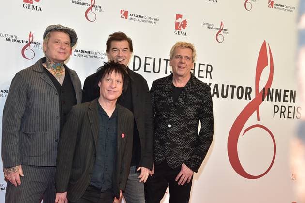 16 MusikAutorenPreis 2025 GEMA EHRT DIE TOTEN HOSEN MIT DEM SONDERPREIS - INSPIRATION - Ritchie, Andreas von Holst, Andreas Meurer, Campino und Michael Breitkopf beim 16. MusikAutorenPreis 2025 im Hotel Ritz Charlton in Berlin, am 27.02.2025
