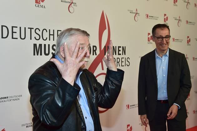 16 MusikAutorenPreis 2025 Wolöf Bikermann, Cem Özdemir, (Bündnis 90 Die Grünen) beim 16. MusikAutorenPreis 2025 im Hotel Ritz Charlton in Berlin, am 27.02.2025
