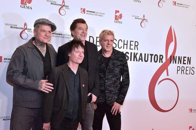 16 MusikAutorenPreis 2025 GEMA EHRT DIE TOTEN HOSEN MIT DEM SONDERPREIS INSPIRATION, Die Toten Hosen ; Gesang Â· Campino ; E-Gitarre Â· Andreas von Holst ; E-Gitarre. Michael Breitkopf ; E-Bass Â· Andreas Meurer. Campino beim 16. MusikAutorenPreis 2025 im Hotel Ritz Charlton in Berlin, am 27.02.2025